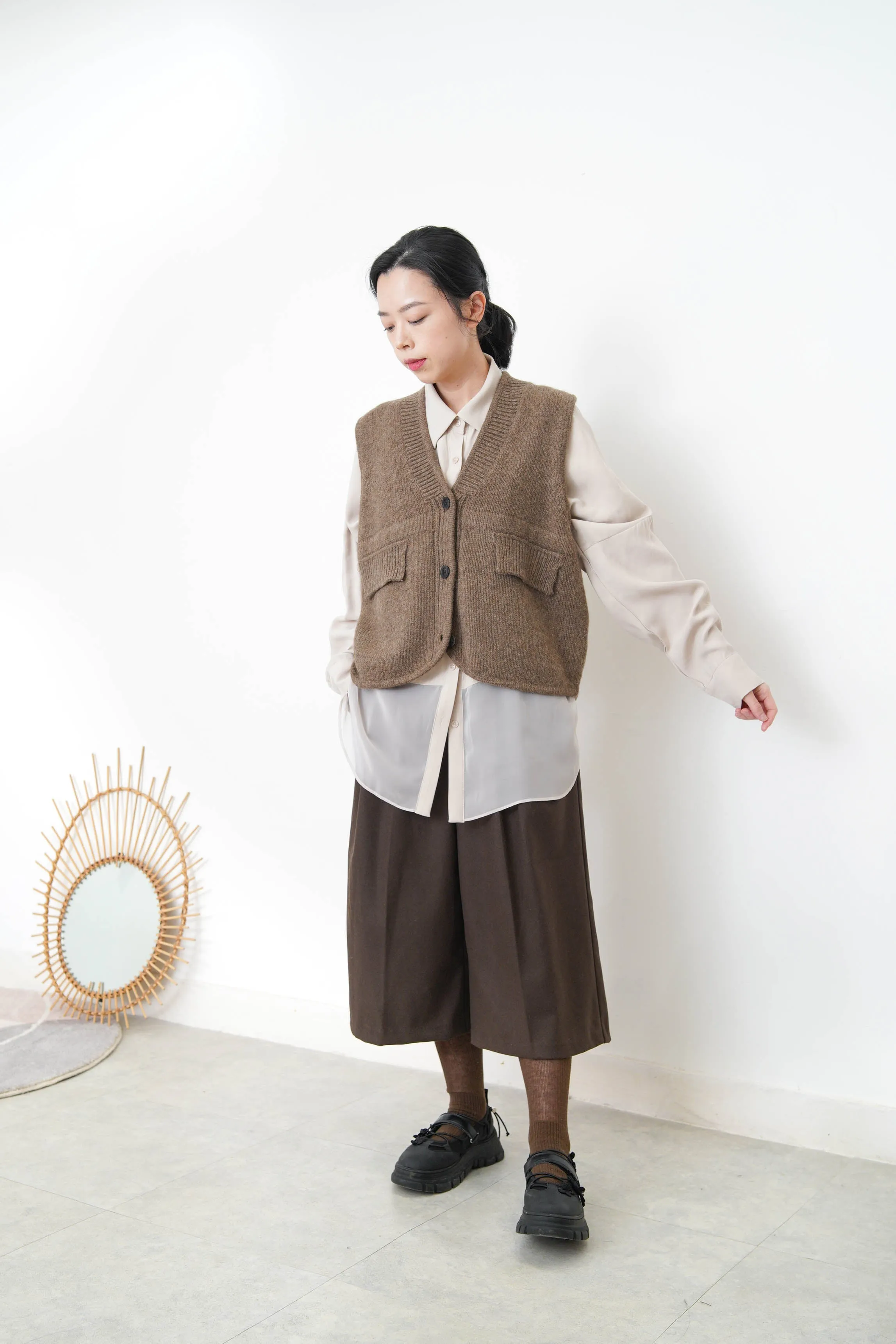 Brown alpaca vest in round hem