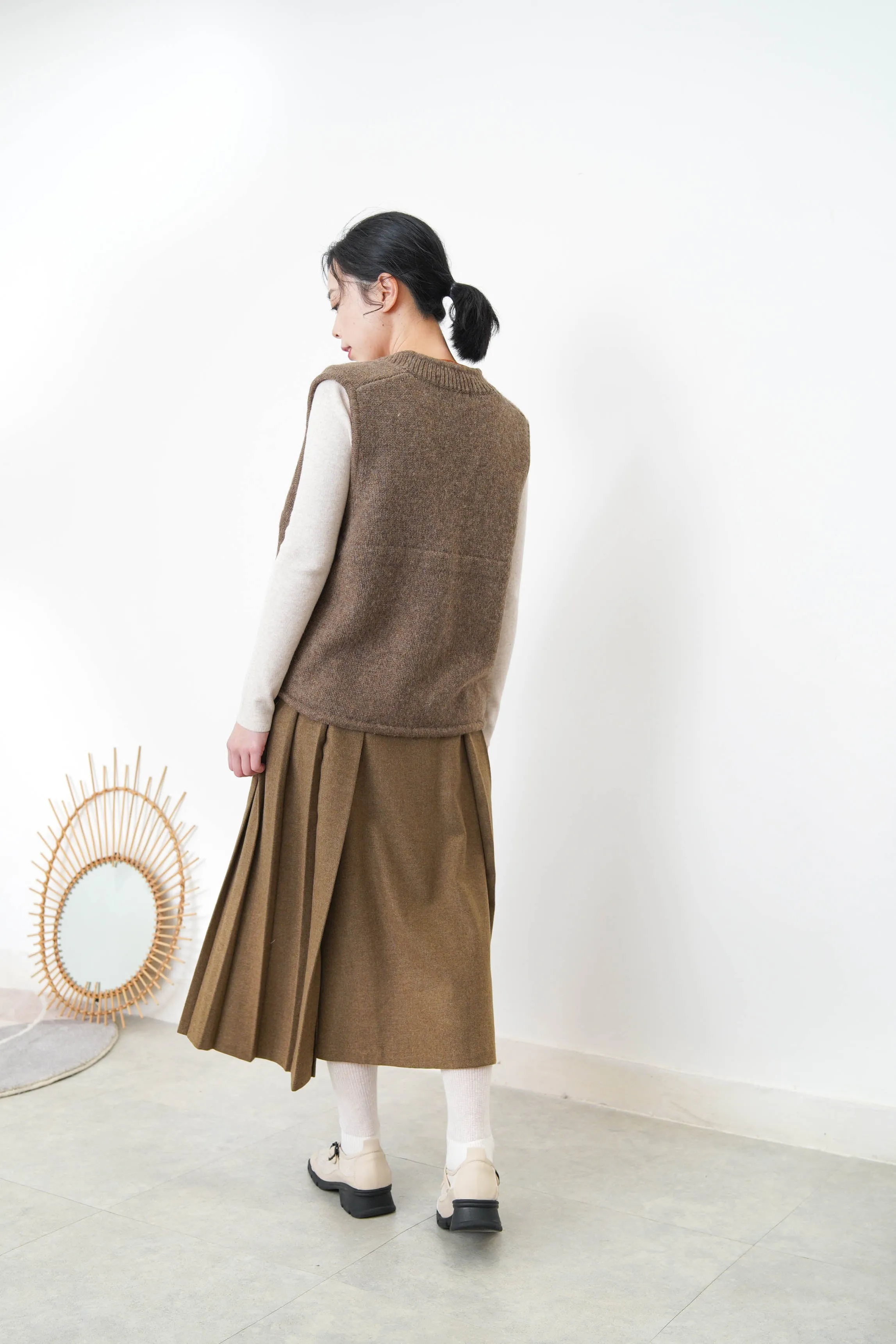Brown alpaca vest in round hem