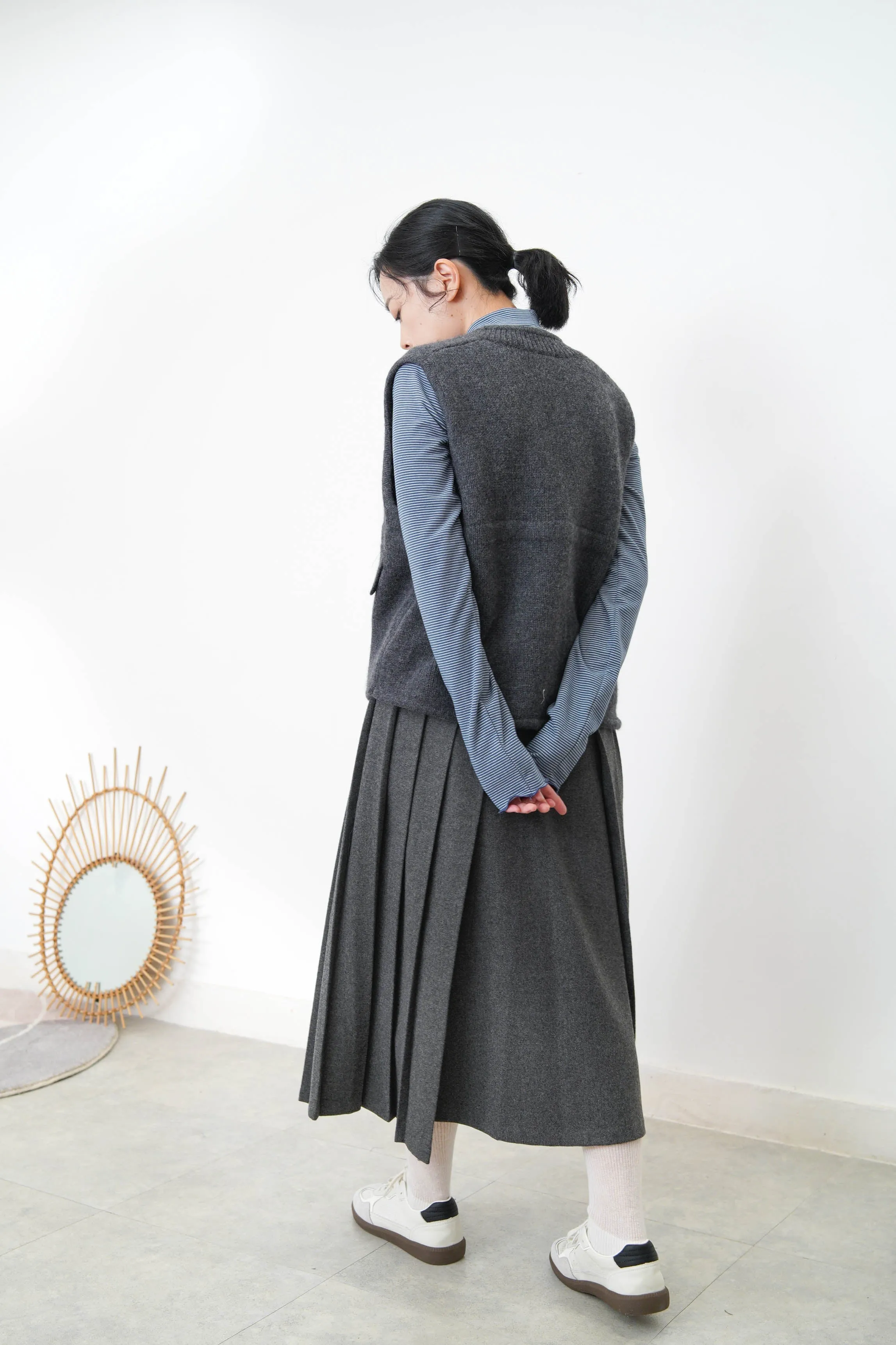 Charcoal alpaca vest in round hem