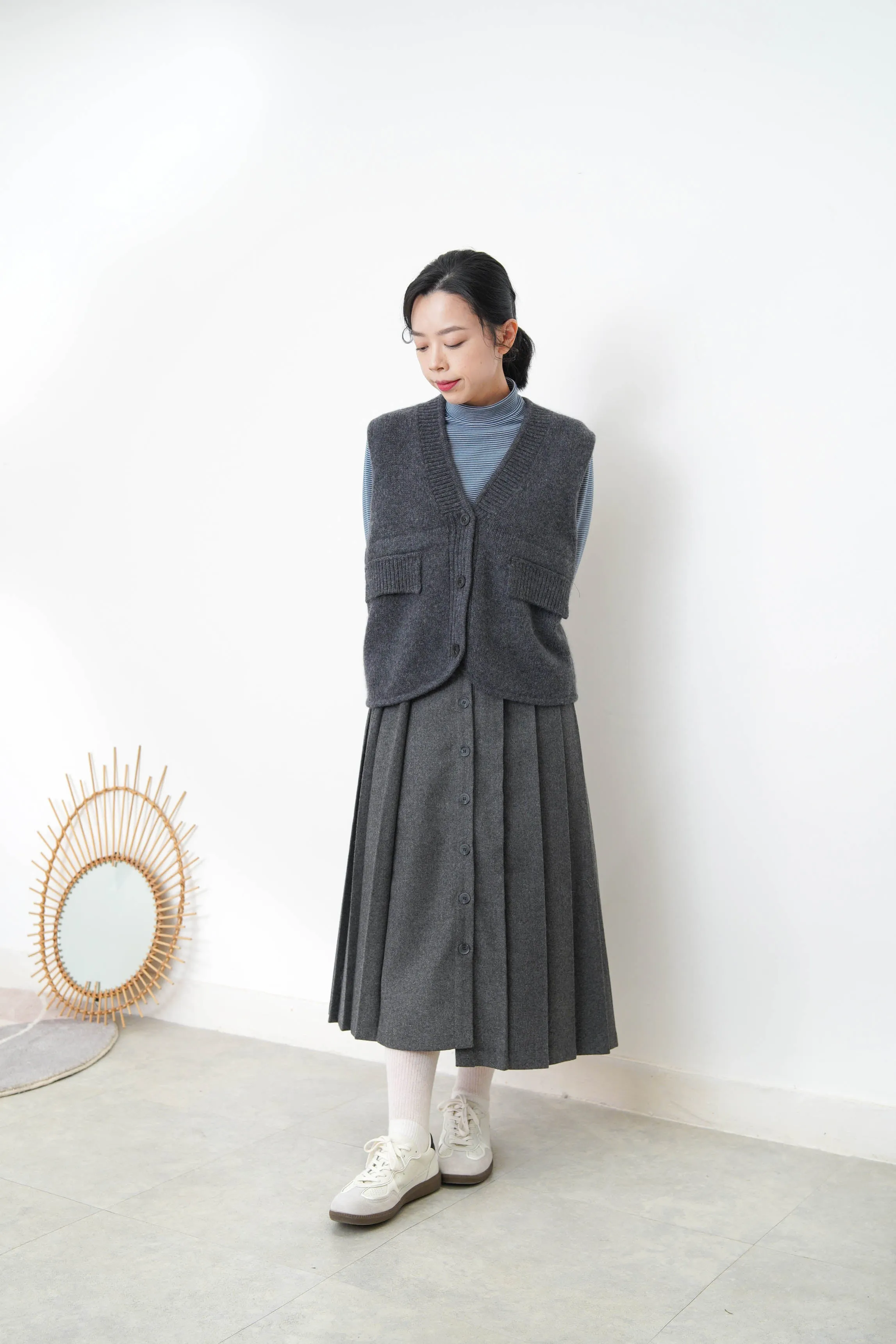 Charcoal alpaca vest in round hem