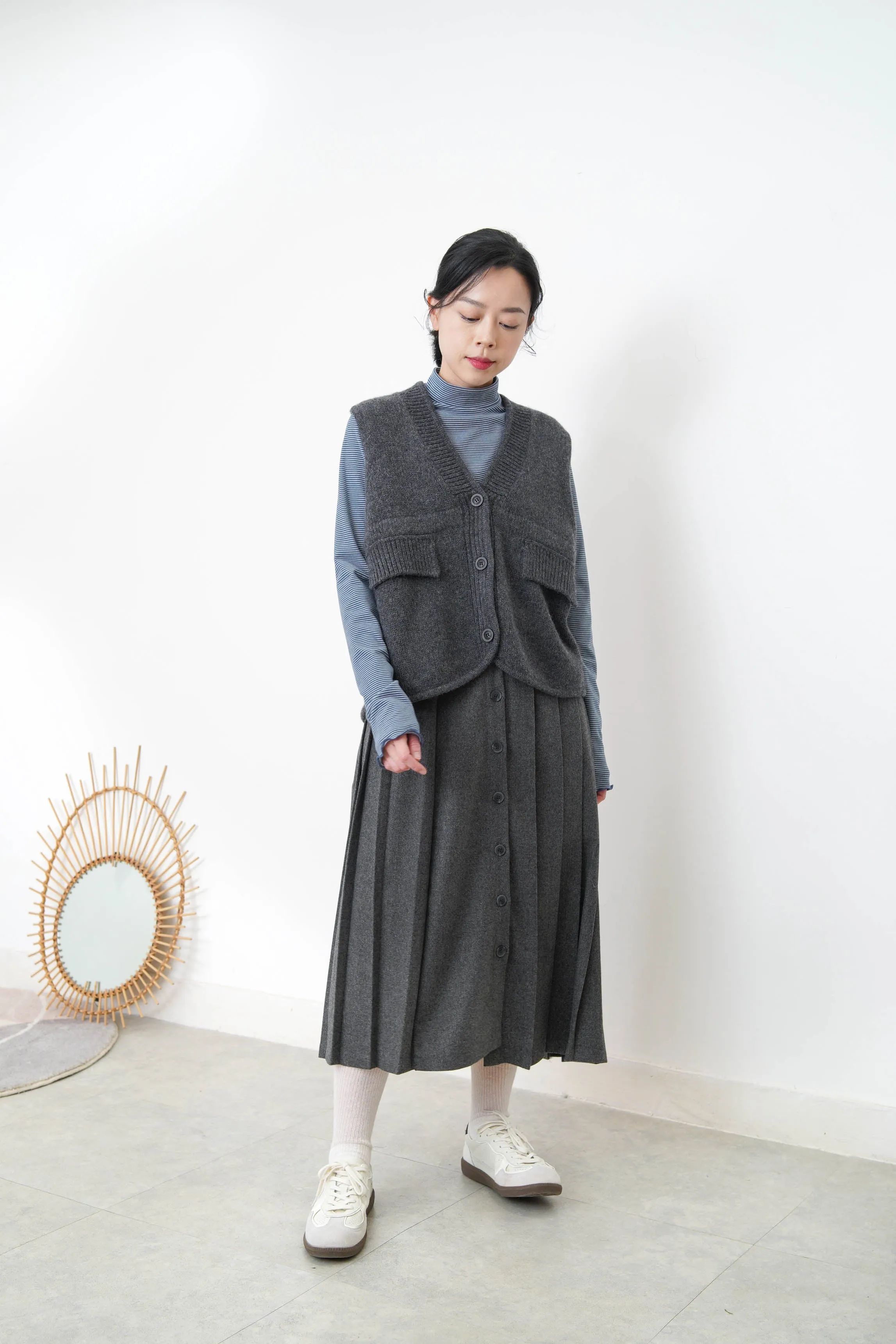 Charcoal alpaca vest in round hem